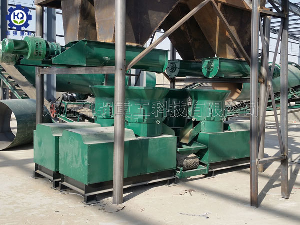 四臺平模擠壓造粒機